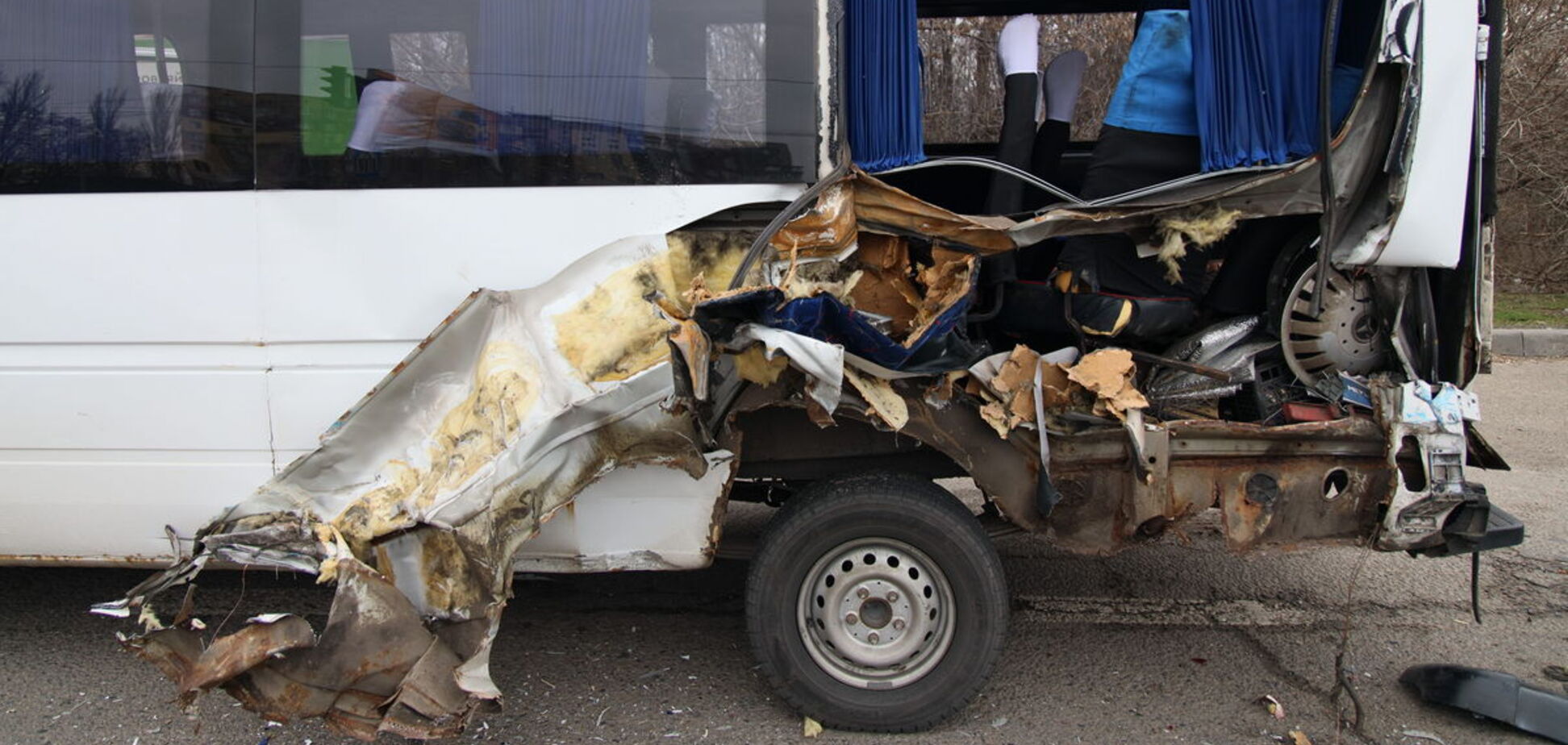 У Дніпрі вантажівка протаранила дві маршрутки з пасажирами: є постраждалі