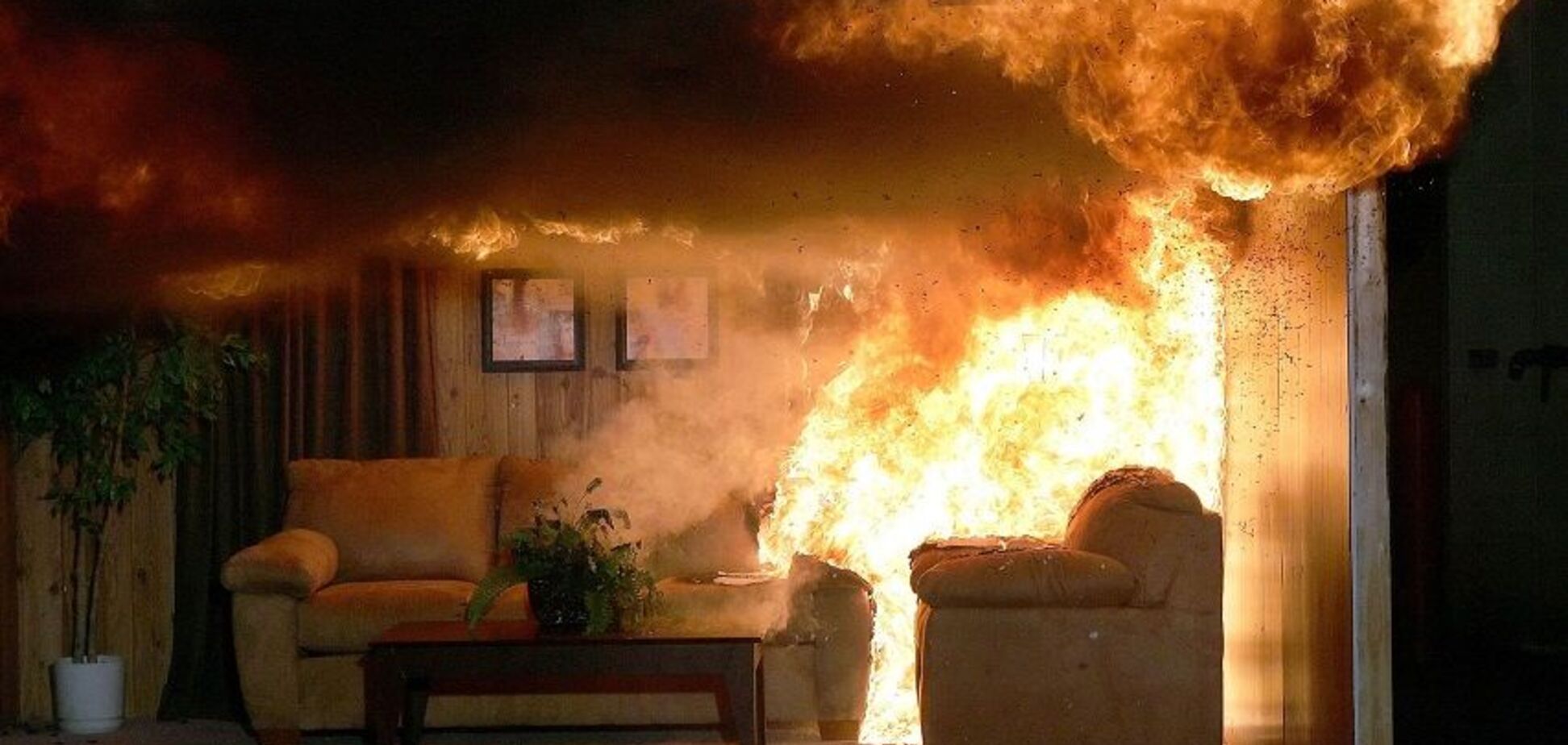 У Павлограді під час пожежі в багатоповерхівці загинули дві жінки. Фото