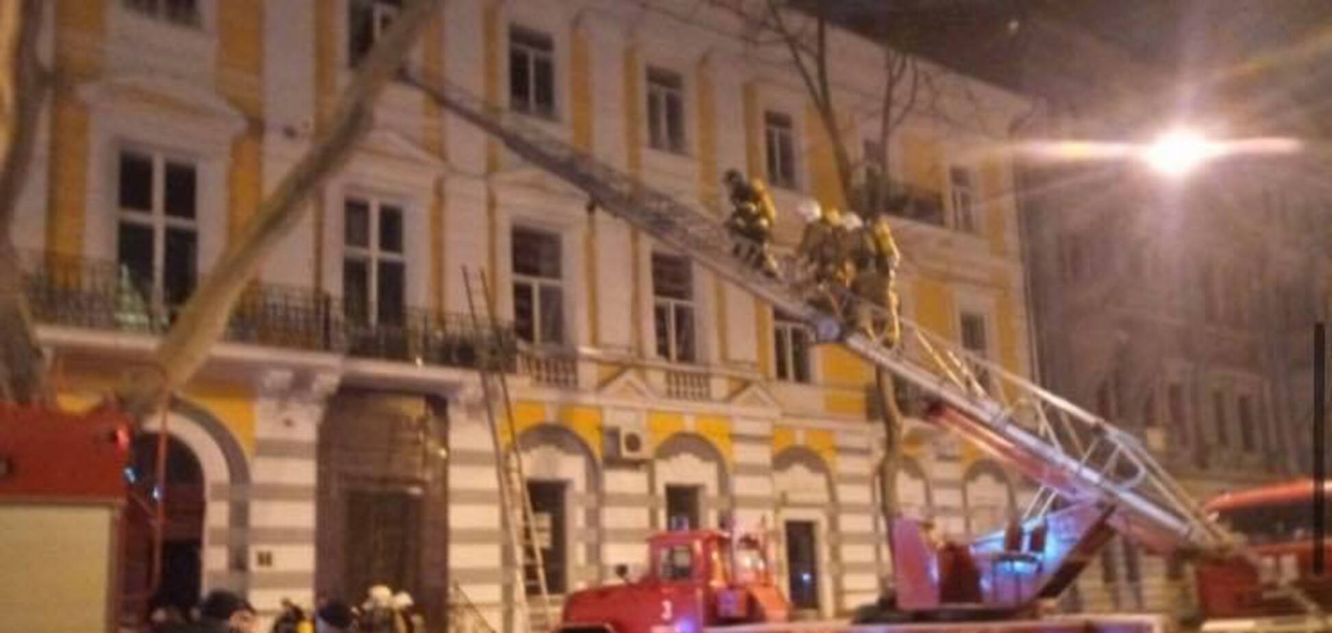 В Одессе на спасателя во время пожара рухнул лестничный пролет