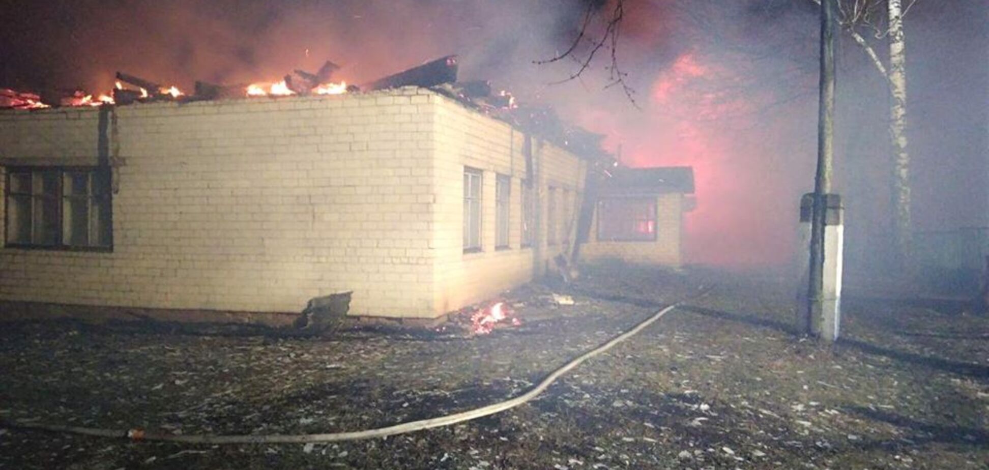 На Чернігівщині потужна пожежа вщент знищила школу. Фото НП