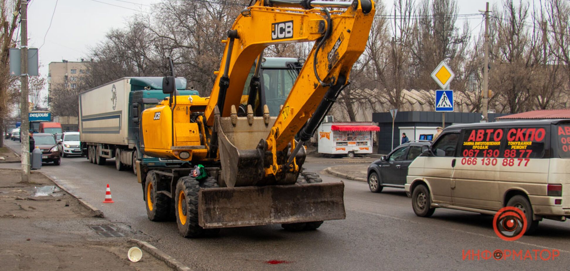 В Днепре экскаватор сбил женщину. Жуткие фото ДТП
