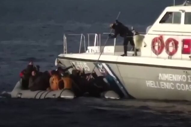 В Греции стреляли в лодку с мигрантами из Турции: появилось видео атаки