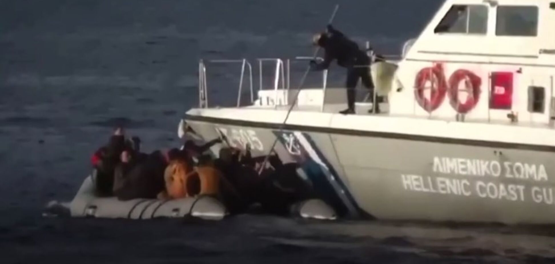 В Греции стреляли в лодку с мигрантами из Турции: появилось видео атаки