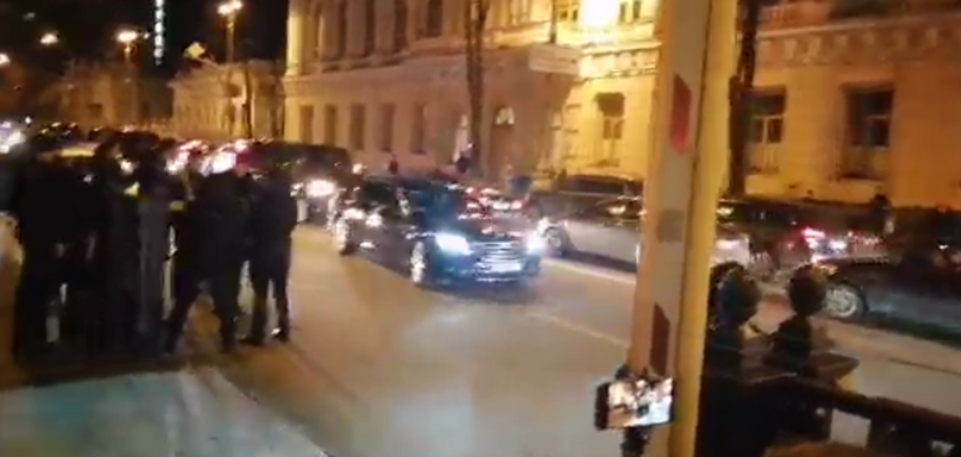 Зеленський прибув на закриту зустріч 'Слуг народу'. Фото кортежу