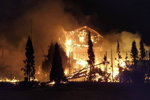 В Киеве огонь полностью сжег трехэтажный дом