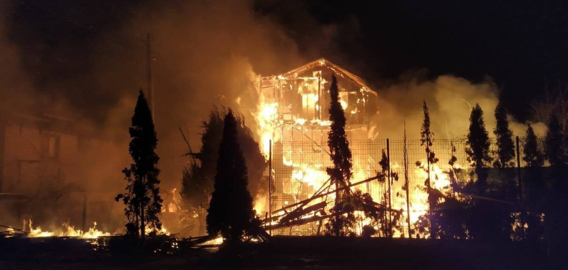 У Києві вогонь вщент спалив триповерховий будинок