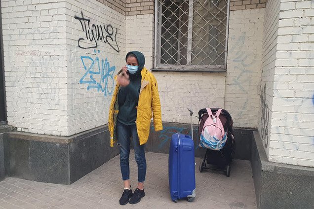 Украинка под отелем Казацкий