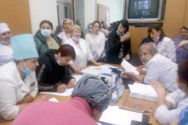 Медики Житомира пригрозили увольнением из-за лжи мэра о поборах