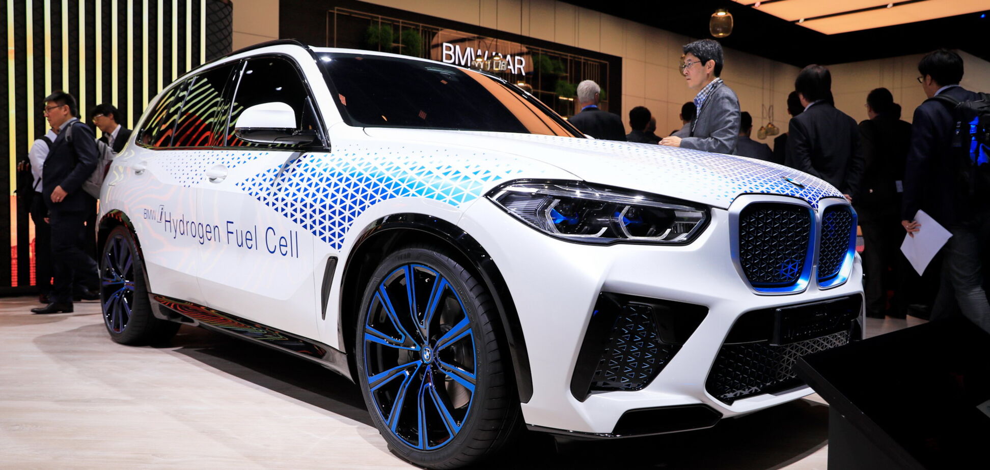 Заправка за 3-4 мин: BMW раскрыла начинку электрического X5