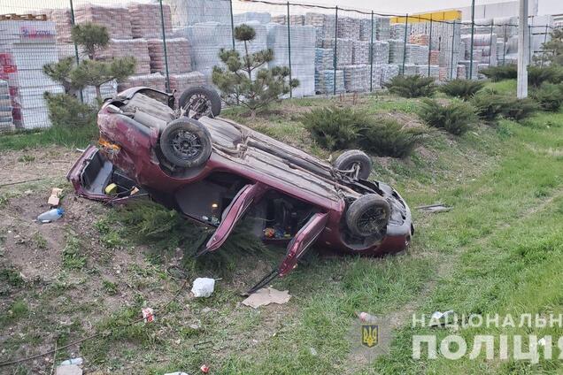 В Одессе на большой скорости перевернулась легковушка
