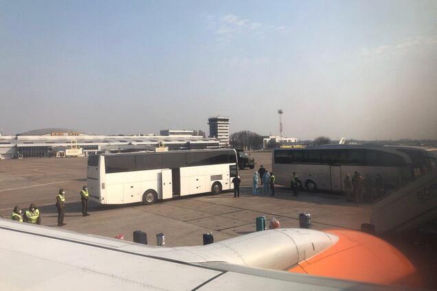 Украинских туристов будут держать в самолетах до последнего – полиция