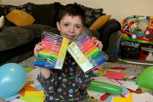 Одинокого мальчика с аутизмом поддержал весь мир в день рождения. Фото и его история