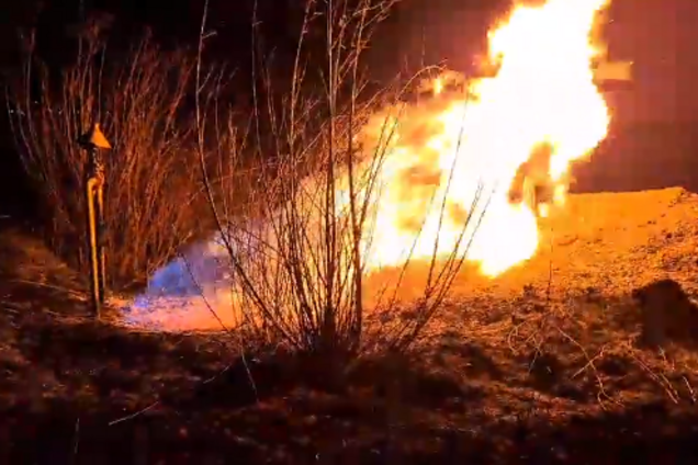 Во Львове подожгли газопровод возле аэропорта: видео страшного ЧП
