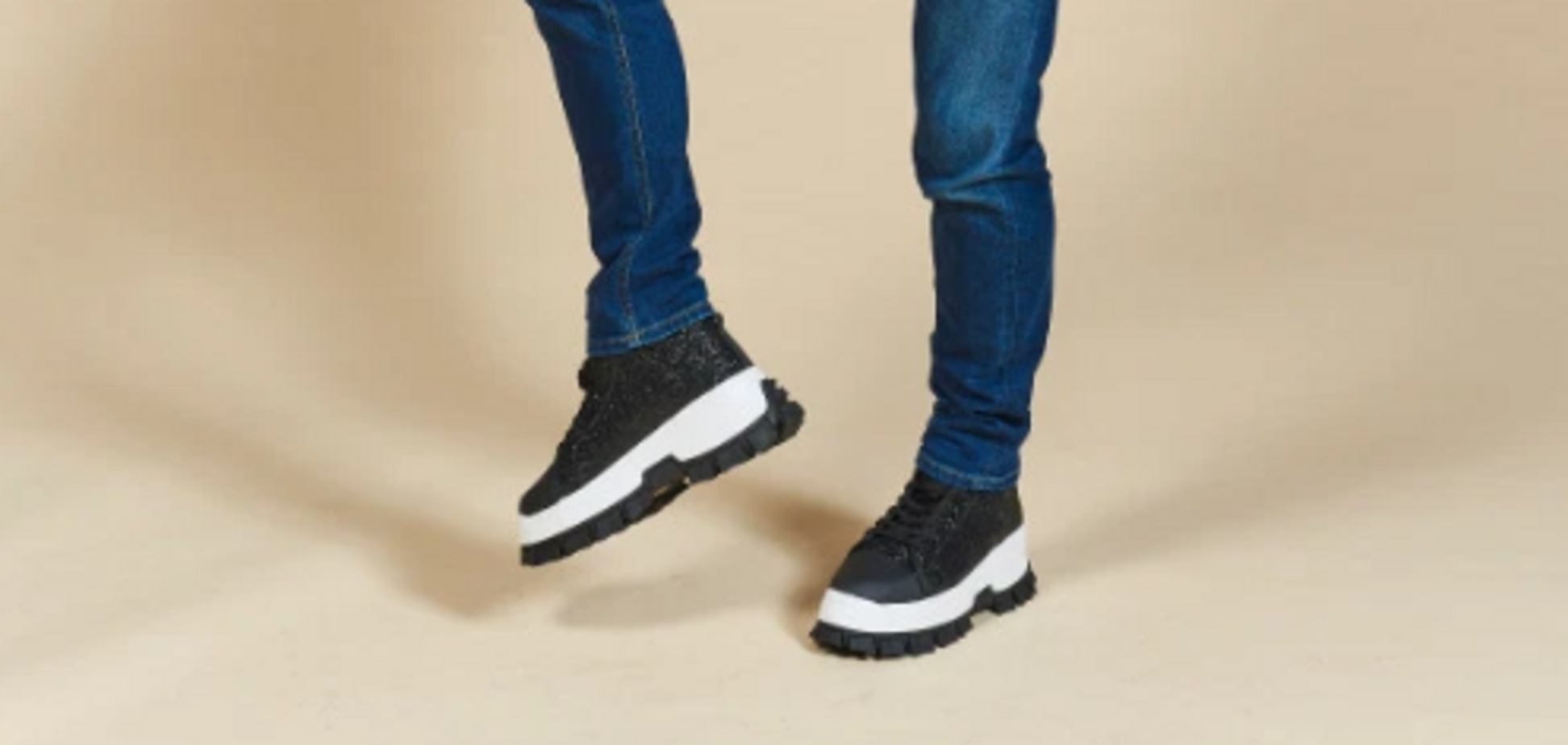 Чоловік носив підбори весь день та пошкодував про це