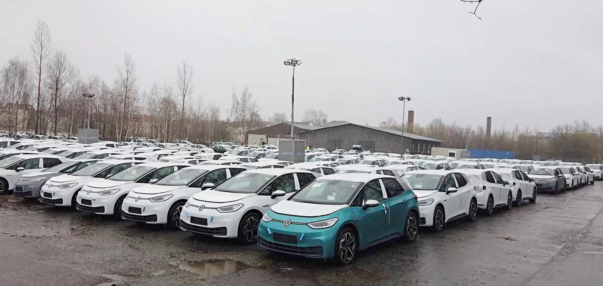 'Кладовище' нових електромобілів VW щодня росте. Відео