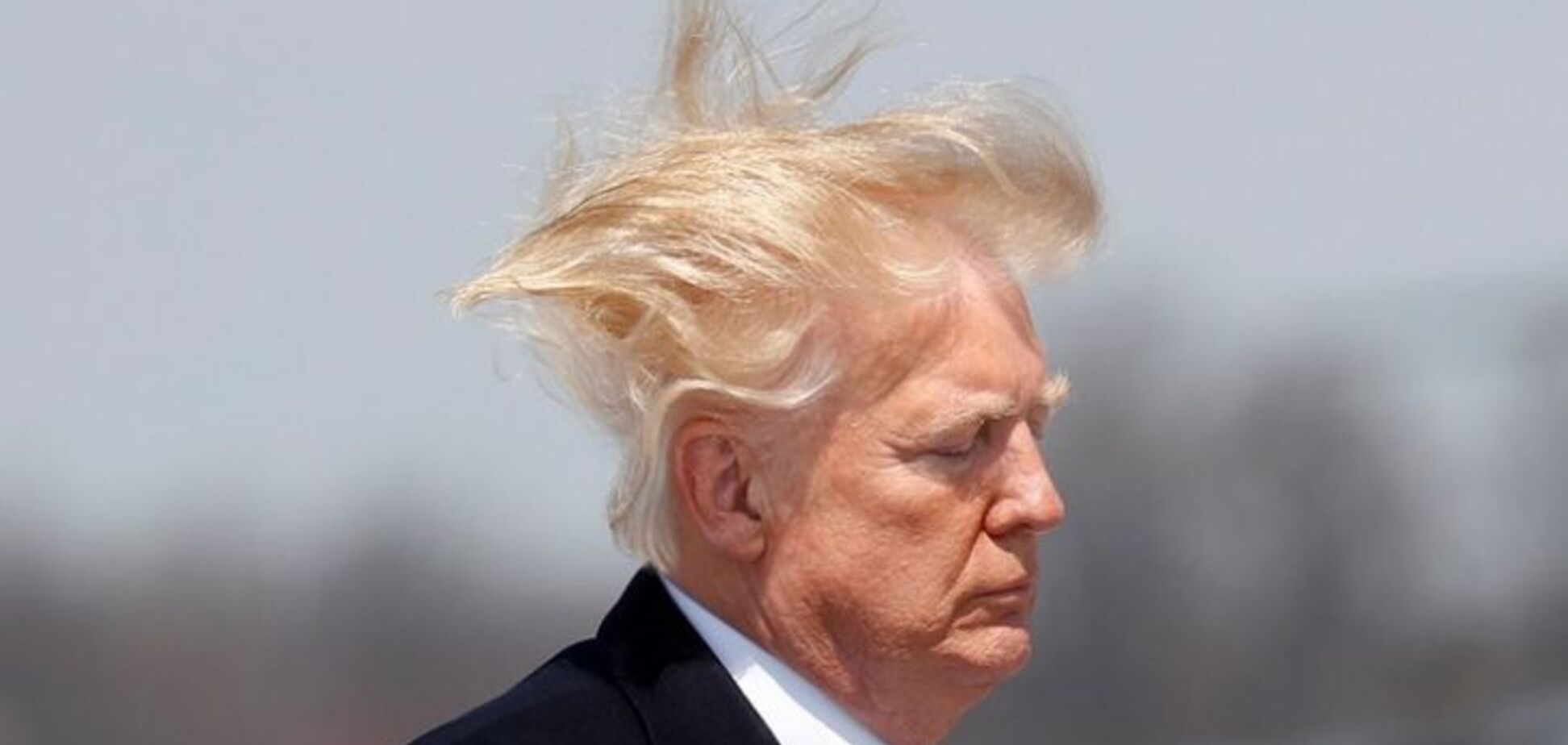 Трамп видав жарт про свою знамениту зачіску