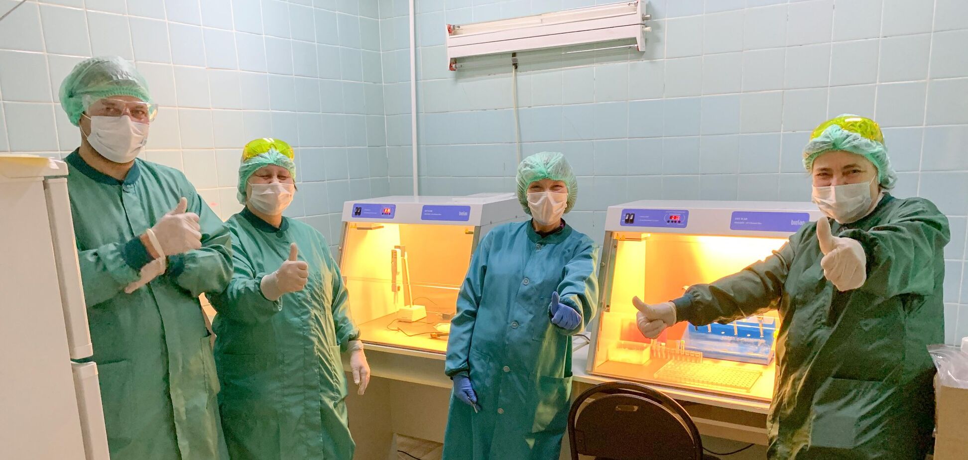 Работники лаборатории Александровской клинической больницы Киева
