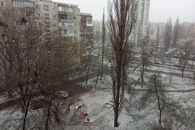 В Киеве в последний день марта пошел снег. Яркие фото и видео