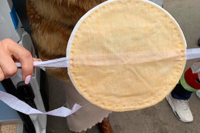 Самодельная маска, которую выдали одесским врачам