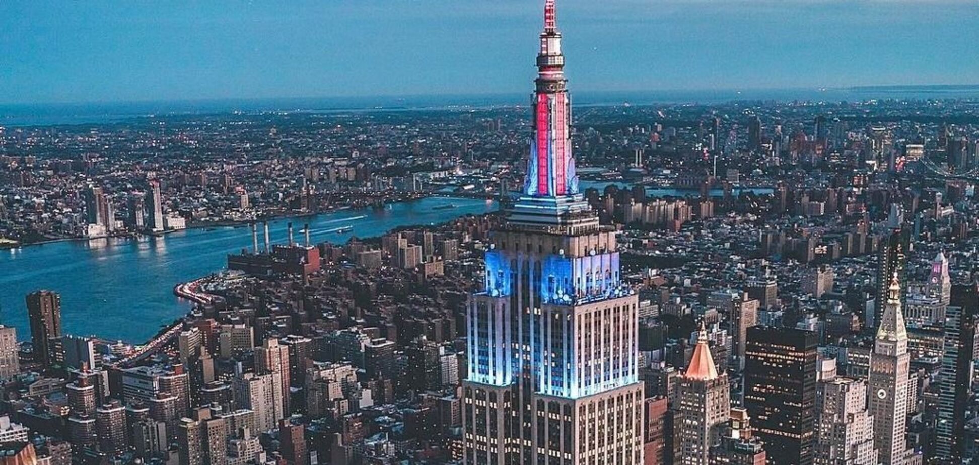 Главный символ Нью-Йорка загорелся красным цветом в знак благодарности медикам: впечатляющее видео