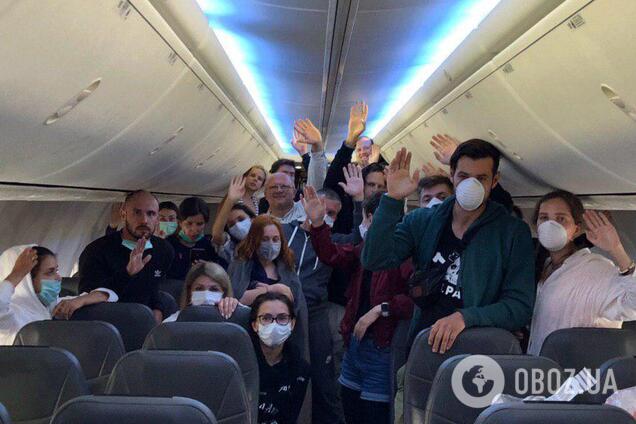 Одного из пассажиров скандального рейса Доха – Киев госпитализировали с температурой