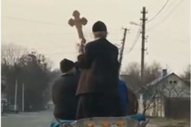 На возі зі святою водою: з'явилися кадри освячення епіцентру коронавірусу в Україні
