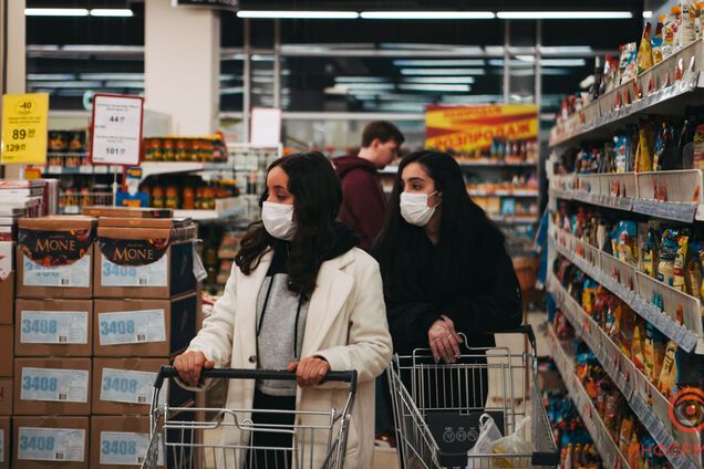 Хворим на коронавірус українцям дозволили виходити в магазини та аптеки