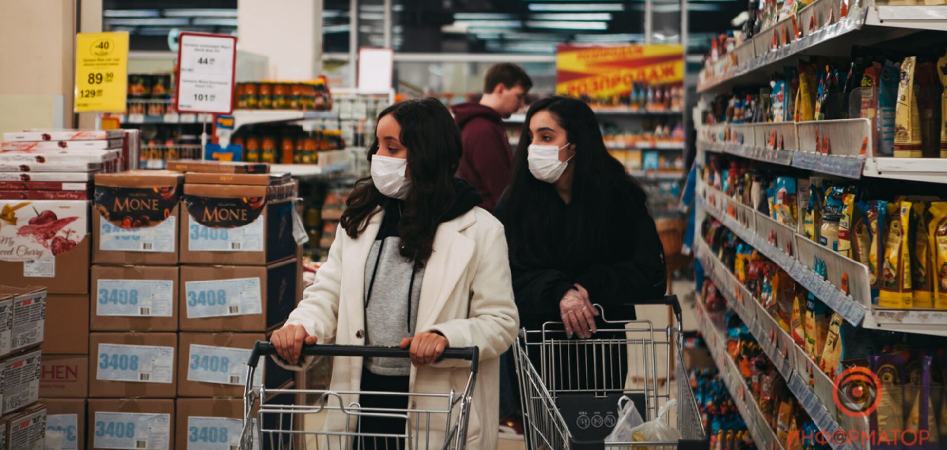 Больным коронавирусом украинцам разрешили выходить в магазины и аптеки