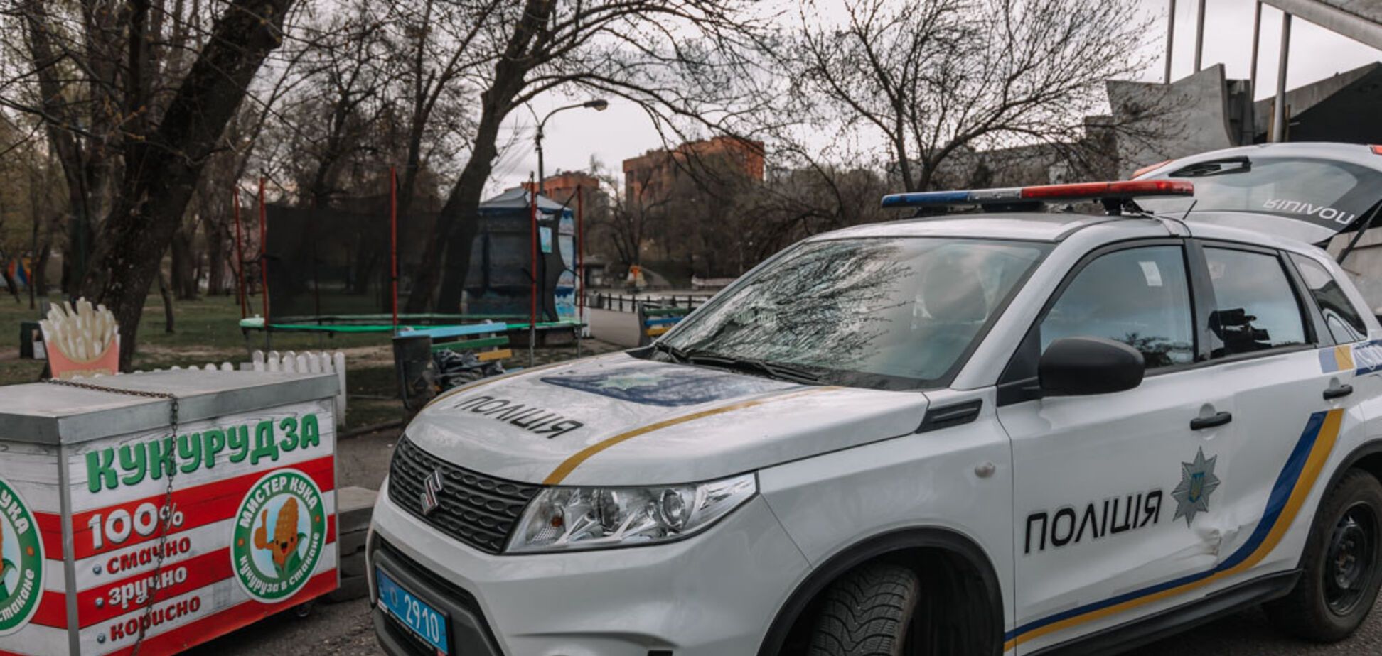 В Днепре посреди парка нашли труп мужчины. Фото 18+