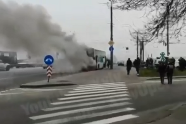 У Києві спалахнув пасажирський автобус: перше відео