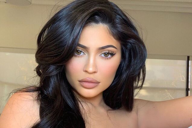 Кайли Дженнер едва удержала пышные формы в бикини: горячее фото