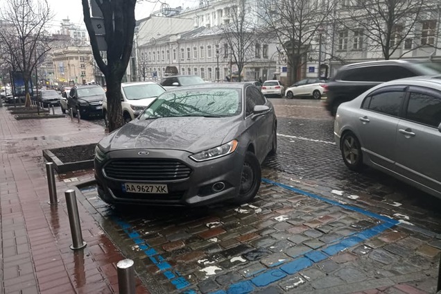 "Там конвейер, никому не интересно": в Киеве разгорелся скандал с парковкой, в полиции оправдались