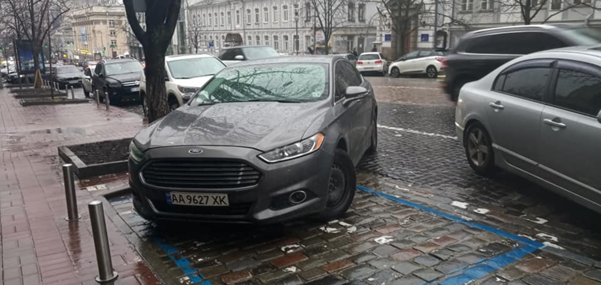 У Києві розгорівся скандал із паркуванням, у поліції виправдалися