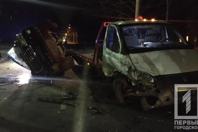 В Кривом Роге внедорожник влетел в эвакуатор и перевернулся. Фото