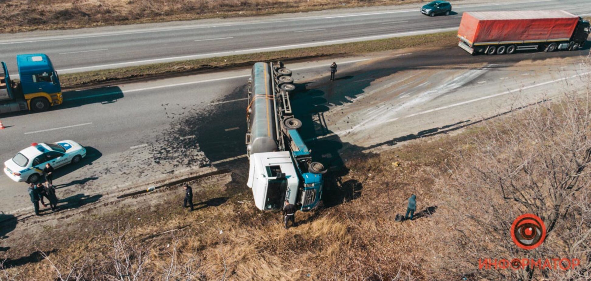 На трасі під Дніпром перекинулася фура з маслом