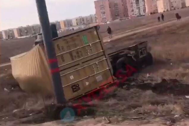 Біля одеського '7 кілометра' фура без гальм вилетіла з дороги