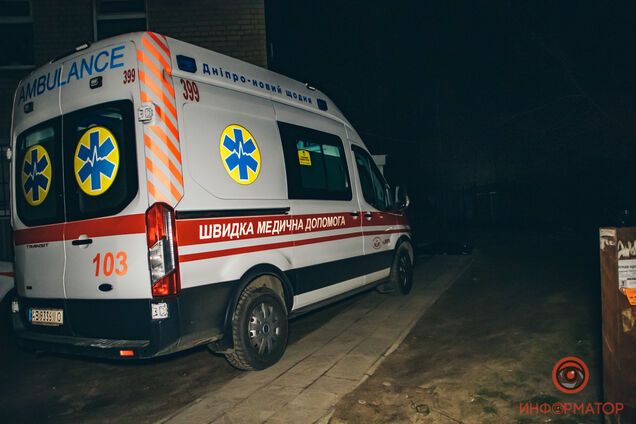 У Дніпрі посеред вулиці впала і померла жінка. Фото 18+