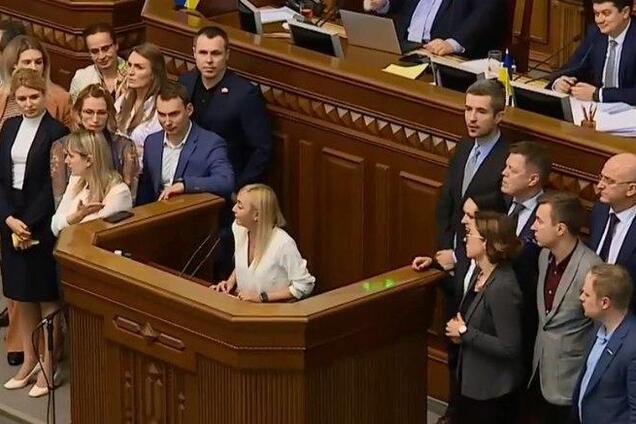 Народные депутаты 'Голоса' у трибуны