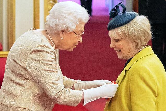 Через коронавірус? Єлизавета II провела прийом в Букінгемському палаці в рукавичках