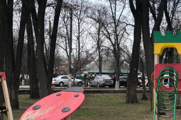 У Борисполі "гонщик" приставив до голови пістолет після зупинки поліцією: відео з місця НП