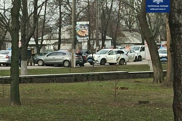 В Борисполе водитель приставил пистолет к голове