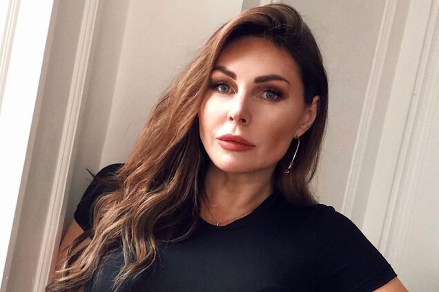 Бочкарева едва прикрыла большую грудь халатом: пикантное фото