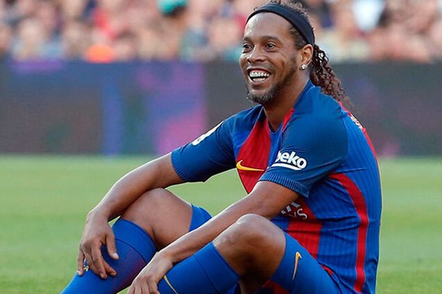 Легендарный футболист 'Барселоны' Роналдиньо взят под стражу: что случилось