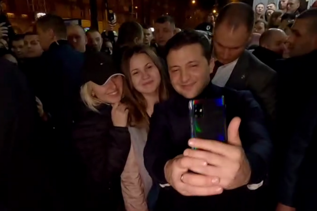 Зеленский в Полтаве вышел на селфи к украинцам. Видеофакт