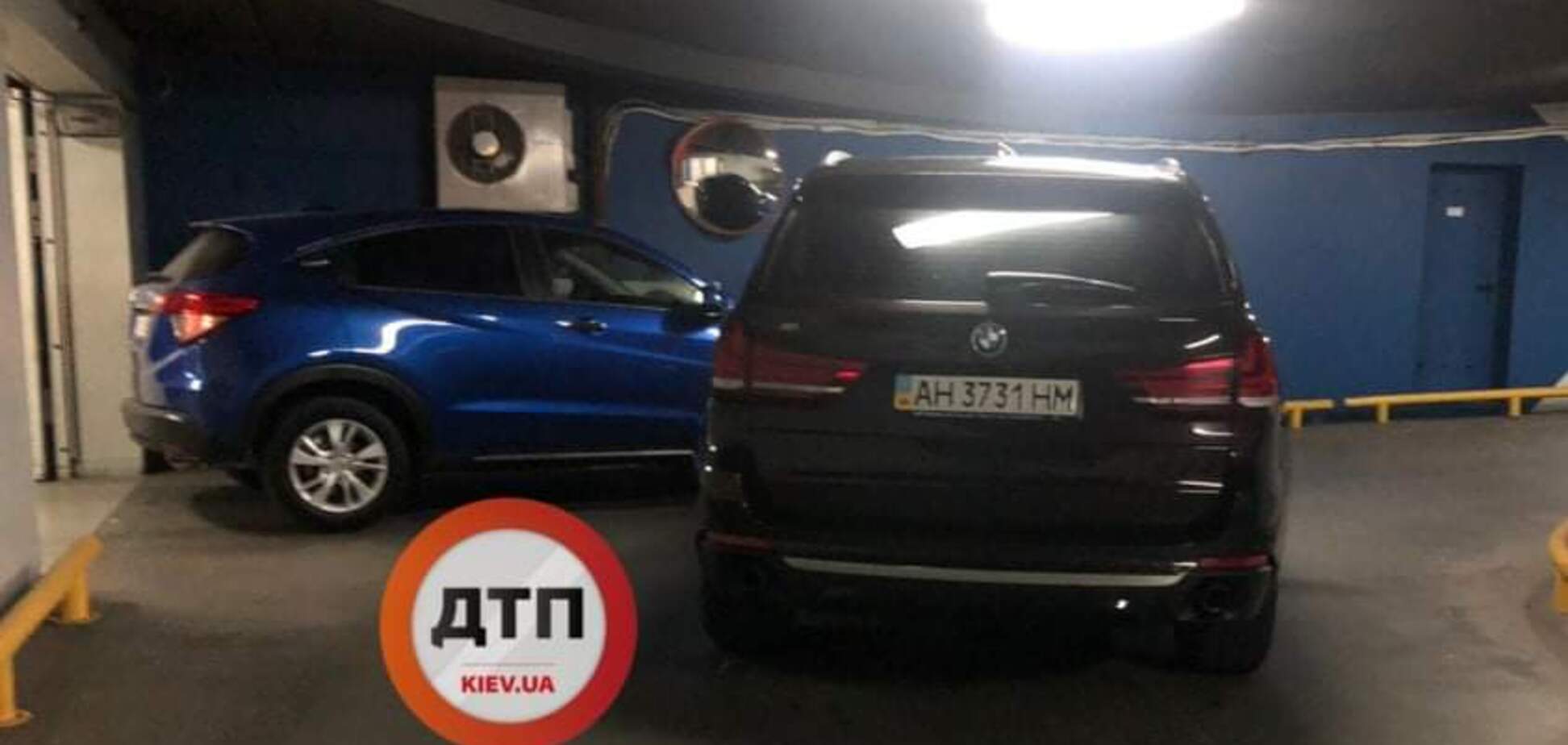 У Києві донецьке BMW заблокувало цілий ТРЦ із сотнями авто