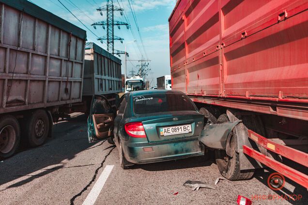 У Дніпрі трапилася потрійна ДТП: на місці утворилася величезна пробка. Фото