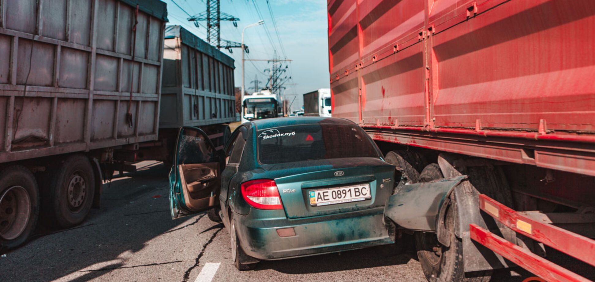 У Дніпрі трапилася потрійна ДТП: на місці утворилася величезна пробка. Фото