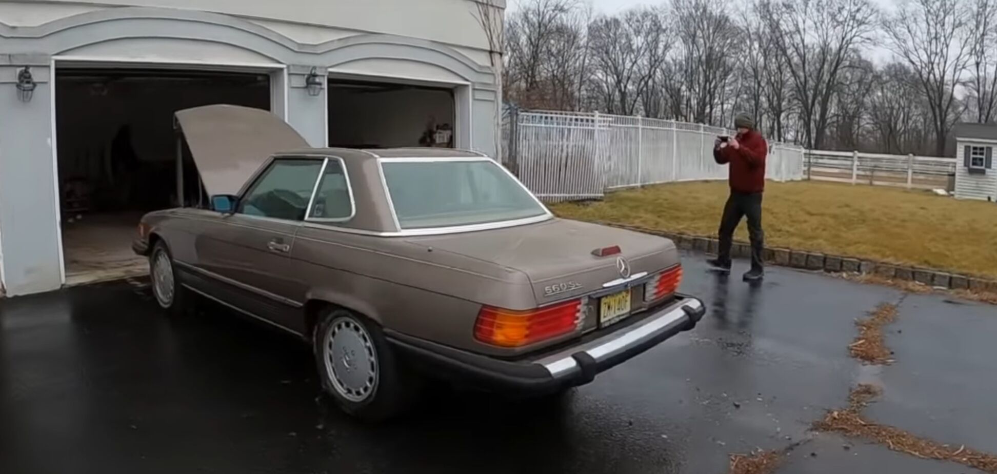 Украинцы нашли за границей гараж с покинутыми Mercedes и Porsche