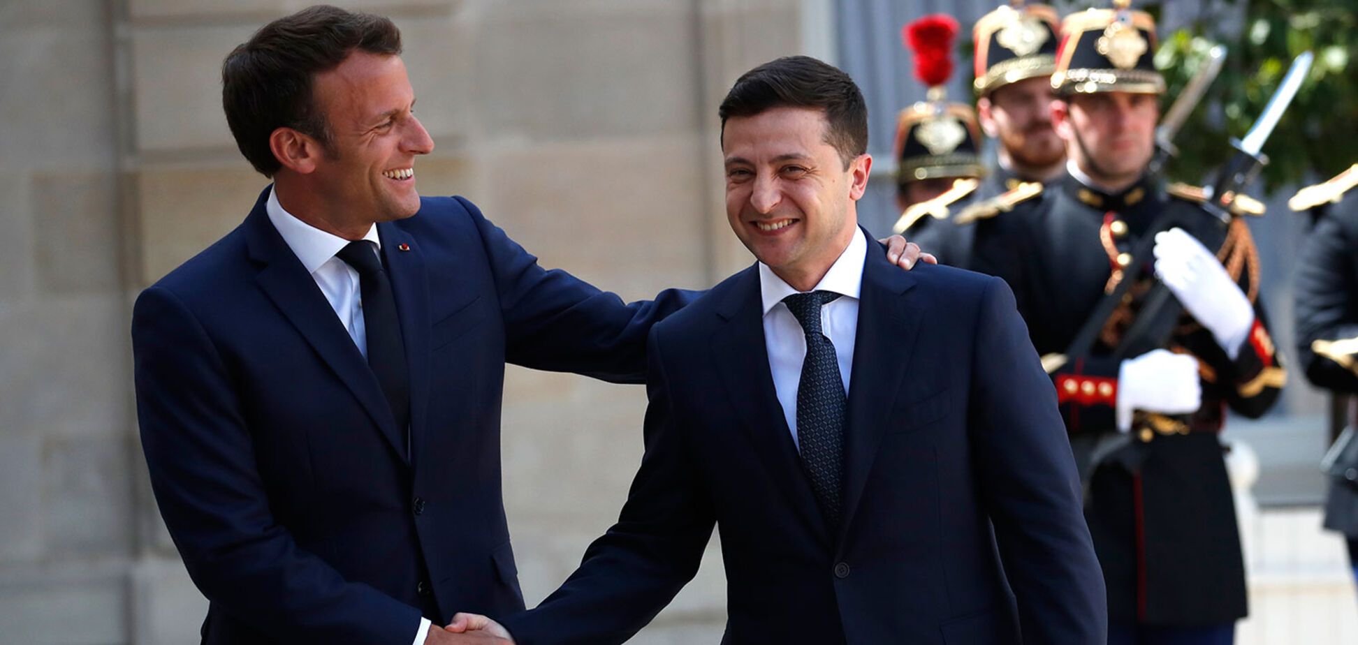 Зеленский обвинил Макрона в игре на два фронта