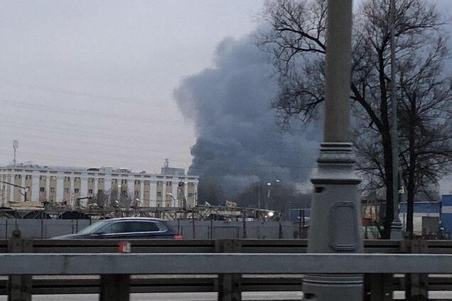 В России вспыхнул ангар с радиоэлектроникой: первые фото и видео